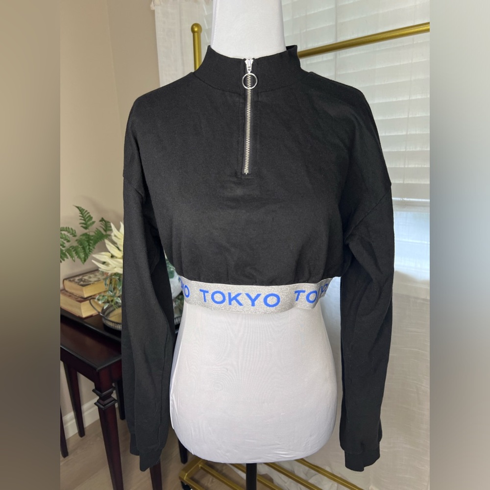 Forever 21 Cropped Sweater Long Sleeves with Halfway Zip Size M w/ Silver Trim